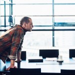 Ohjaaja Aleksi Salmenperä elokuvan lavasateissa